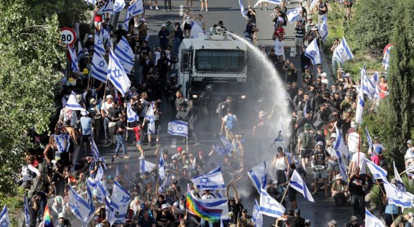 epa10766372 Police officers use a watercannon to attempt to move people blocking the Begin highway as protests continue across the country as the Israeli parliament, or Knesset, passed a bill that would limit the Supreme Court's powers, Jerusalem, 24 July 2023.  EPA/ABIR SULTAN