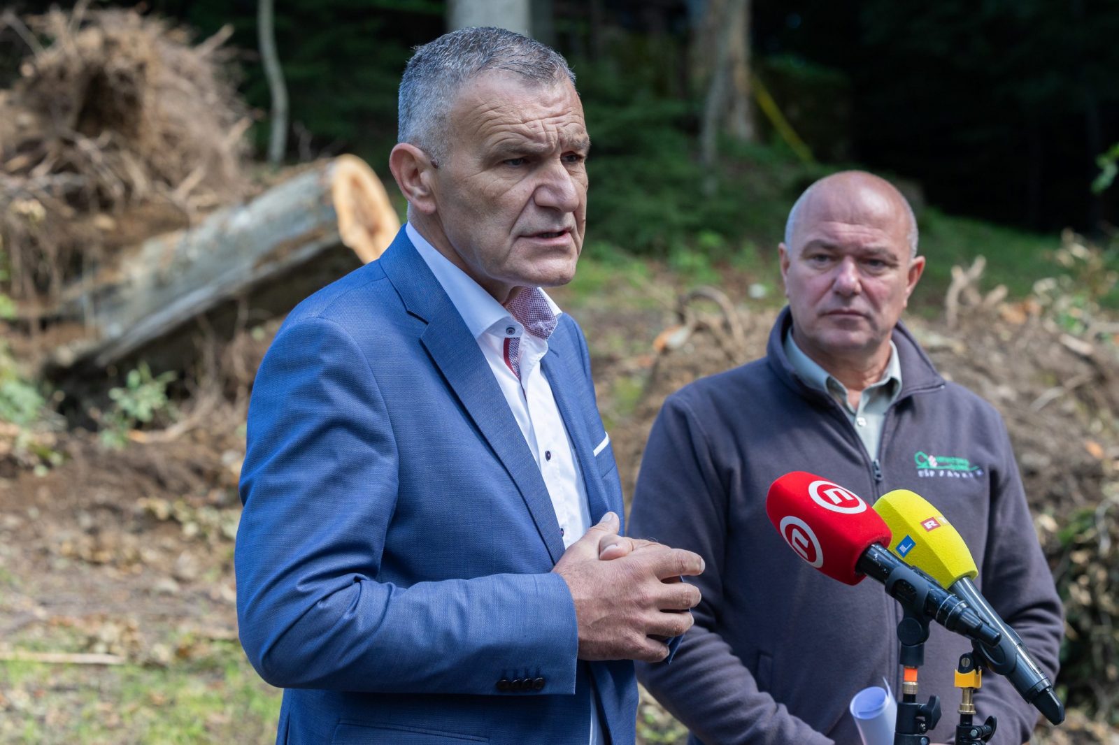 Zagreb, 27.07.2023. - Hrvatske šume održale su konferenciju za medije i obilazak terena u parku prirode Medvednica nakon prošlotjednog olujnog nevremena.
Na fotografiji Nediljko Dujić, Damir Miškulin.
foto HINA/ Edvard ŠUŠAK/ es