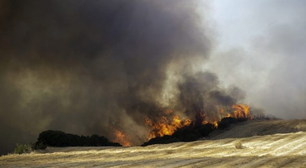 epa10771926 A fire burns fields, in Velestino, Magnesia prefecture, Greece, 27 July 2023. Wildfires were rekindled in the greater Volos area, on Volos' coastal front, from the city itself to as far as Nea Anchialos, 18 km southeast of Volos, including the villages of Megali Velanidia, Marathos, and Kritharia. Another fire rekindling has also occurred at Seklo and Agios Georgios in Feres (east of Velestino, where the fire first started on 26 July), heading to Kastraki and Mikrothives, west of Volos.  EPA/IKONOMOU VASSILIS