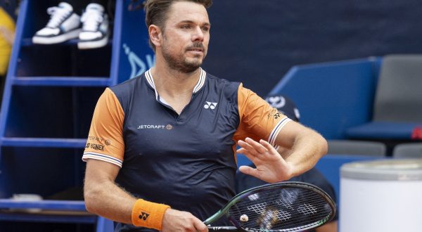epa10754003 Stan Wawrinka of Switzerland celebrates his victory against  Roberto Carballes Baena of Spain at the Swiss Open tennis tournament in Gstaad, Switzerland, 18 July 2023.  EPA/PETER SCHNEIDER