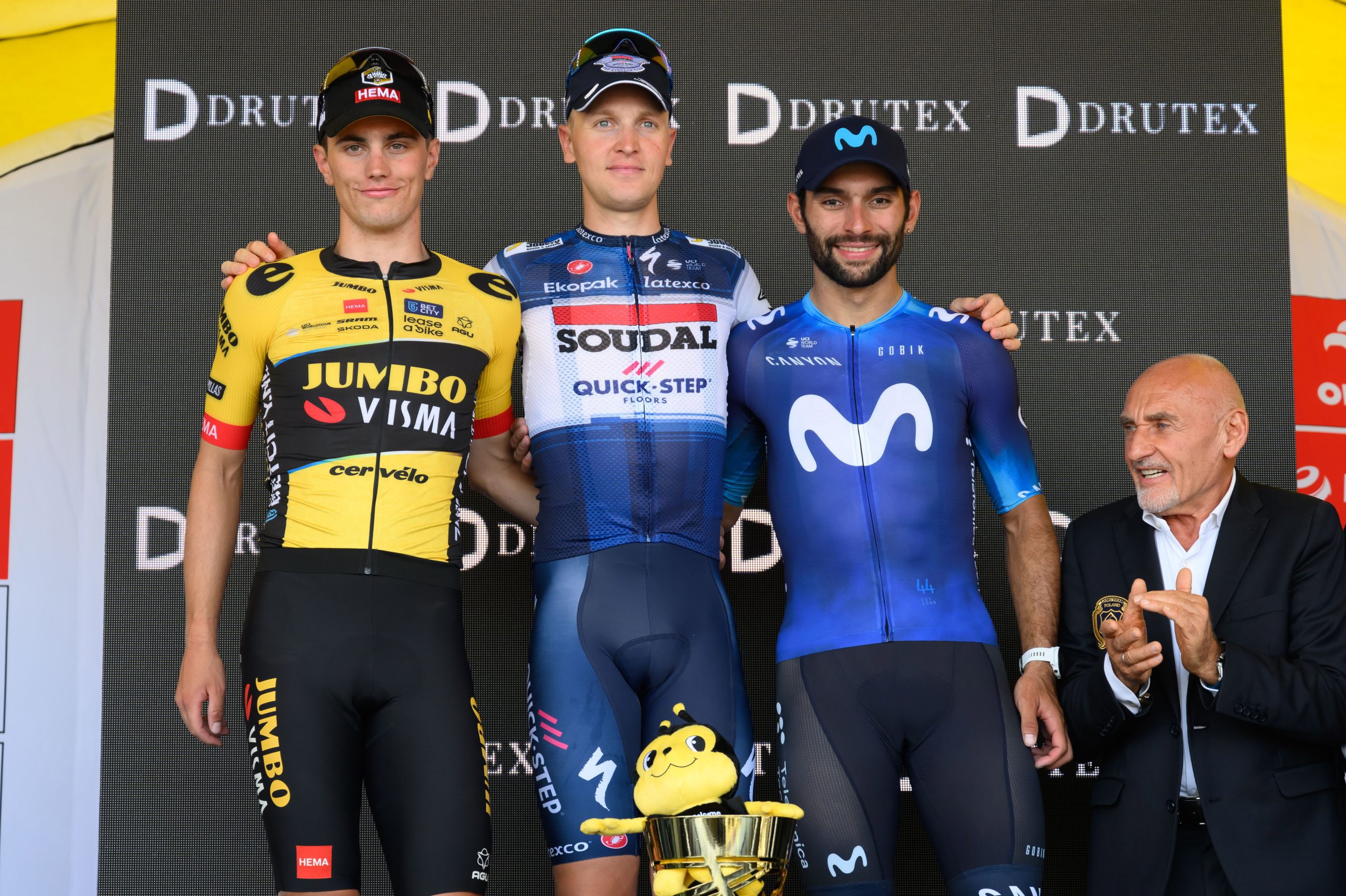 epa10775783 Belgian'sTim Merlier (C) (Soudal Quick-Step) celebrates on the podium after winning the first stage of the 80th Tour de Pologne in Poznan, western Poland, 29 July 2023. Merlier, won ahead of second Dutchman Olav Kooij (L) (Jumbo-Visma) and the third Colombian Fernando Gaviria (R) (Movistar Team).  EPA/Jakub Kaczmarczyk POLAND OUT