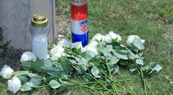 01.07.2015., Tenja, Osijek - Polaganje ruza na mjestu gdje je prije 24 godine ubijen zapovjednik osjecke policije Josip Reihl-Kir. rPhoto: Davor Javorovic/PIXSELL