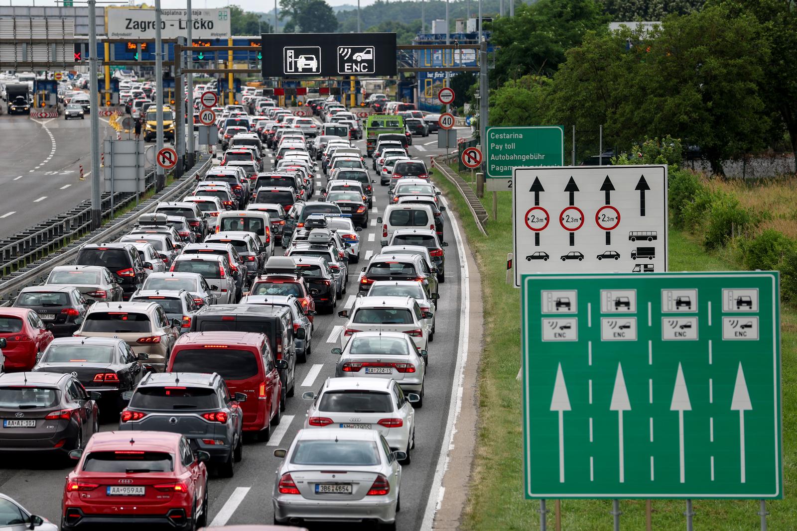 01.07.2023., Zagreb - Guzva na naplatnim kucicama Lucko u smjeru mora. Photo: Igor Kralj/PIXSELL