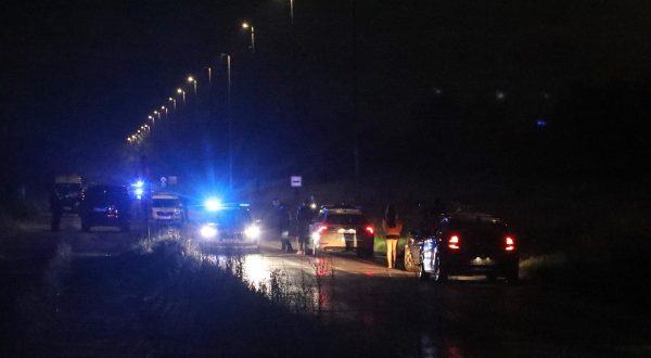 01.07.2023., Sisak - U vecernjim satima je u naselju Capraske Poljane u Sisku doslo do pucnjave. Jedan je covjek ubijen, vise ih je ranjeno. Policija je izvijestila i kako se gase pozari na tri objekta.

 Photo: Edina Zuko/PIXSELL