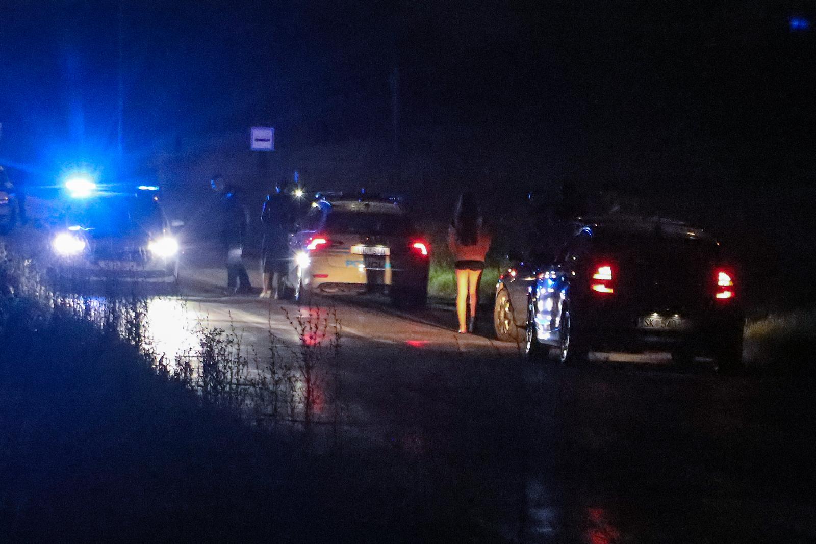 01.07.2023., Sisak - U vecernjim satima je u naselju Capraske Poljane u Sisku doslo do pucnjave. Jedan je covjek ubijen, vise ih je ranjeno. Policija je izvijestila i kako se gase pozari na tri objekta.

 Photo: Edina Zuko/PIXSELL