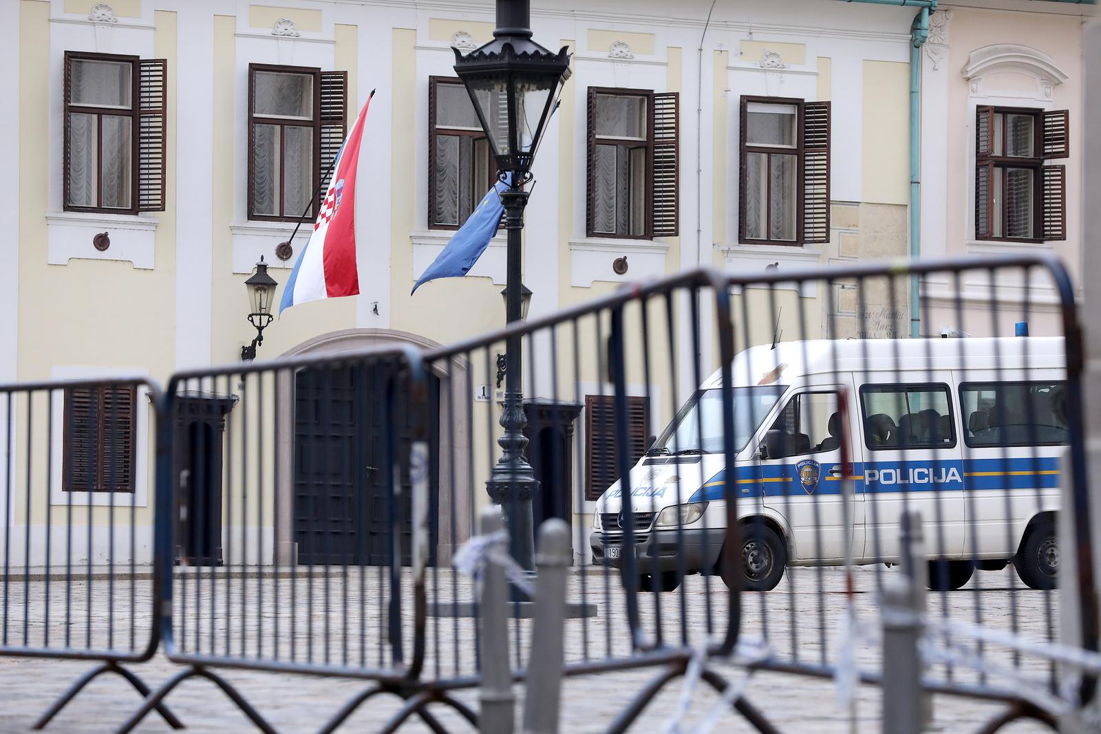 02.02.2022., Zagreb - Skoro 15 mjeseci nakon napada na Banske dvore Odbor za unutarnju politiku i nacionalnu sigurnost danas raspravom skida prasinu sa tog dogadjaja. Da li ce rezutlati utjecati na ublazavanje mjera na Trgu svetog Marka koji je jos uvijek potpuno ogradjen, zatvoren za posjetitelje i pod posebnom kontrolom policije ostaje da se vidi.  Photo: Patrik Macek/PIXSELL