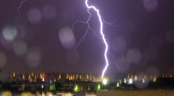 02.06.2022., Zagreb - Veliko nevrijeme zahvatilo je sjevernu i sredisnju Hrvatsku. Na slikama se mogu vidjeti munje iznad Zagreba koje su pratile nevrijeme. Photo: Slaven Branislav Babic/PIXSELL
