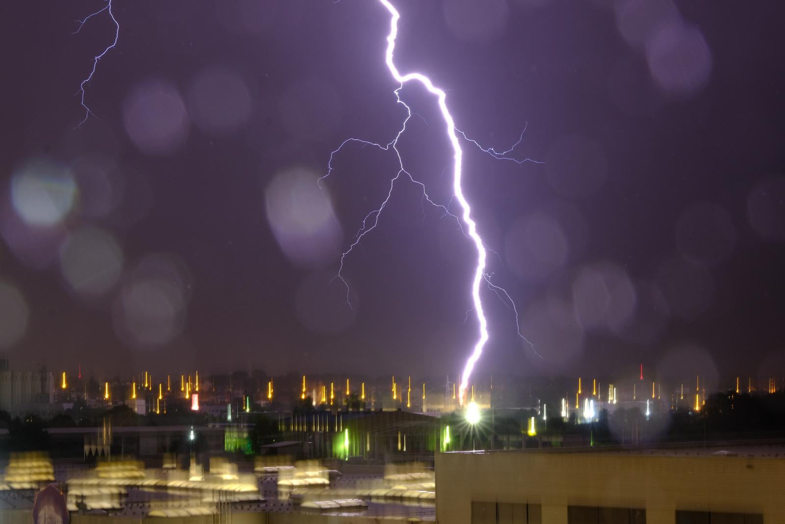 02.06.2022., Zagreb - Veliko nevrijeme zahvatilo je sjevernu i sredisnju Hrvatsku. Na slikama se mogu vidjeti munje iznad Zagreba koje su pratile nevrijeme. Photo: Slaven Branislav Babic/PIXSELL