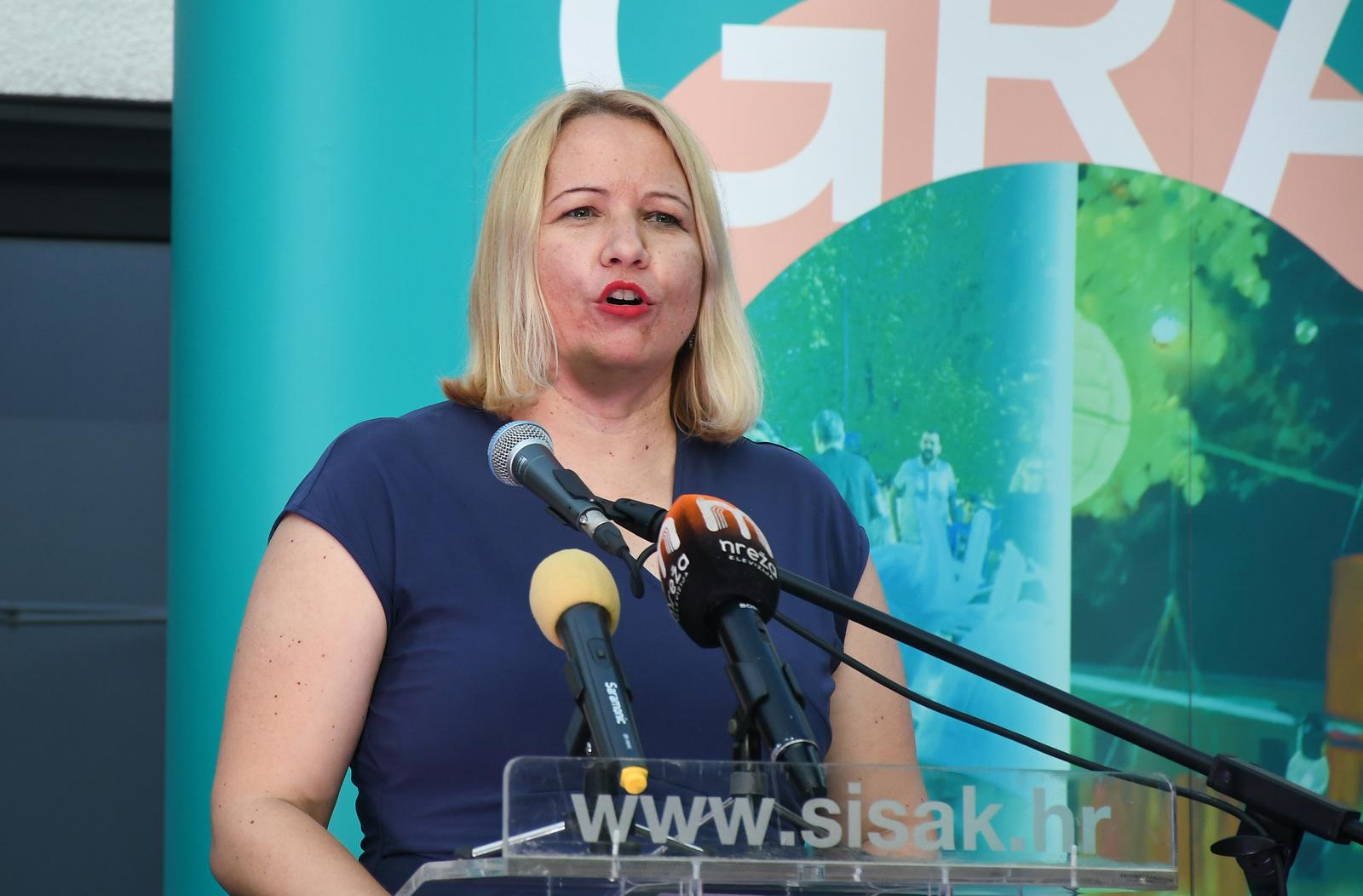 02.06.2023.,Sisak - Povodom Dana grada odrzana je svecana sjednica Gradskog vijeca na kojoj su dodijeljene nagrade, pohvale i zahvalnice najzasluznijim gradjanima za dostignuca u protekloj godini.
Prema odluci Gradskog vijeca, Godisnje nagrade su primili Silvije Vadla za postignuca na podrucju kulture, odnosno scenske i filmske umjetnosti, akademski slikar Alem Biocic za podrucje likovne i primijenjene umjetnosti, te lva Duzic za knjizevnost i knjiznicarstvo za djecu i mlade.
Pohvale Grada Siska dobili su lvana Tkalcic za rezultate na podrucju likovne umjetnosti, Milorad Galic za podrucje medicine, te Igor Lisec za izuzetnu hrabrost i pozrtvovanje prilikom spacavanja ljudskog života. Zahvalnice su dodijeljene Sanji Basta i Vesni Majdandzic za doprinos na podrucju odgoja i obrazovanja.Gradonacelnica Kristina Ikic Banicek. Photo: Nikola Cutuk/PIXSELL