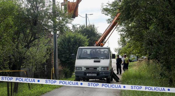 02.07.2023., Sisak - Policija obavlja ocevid u Ulici Capraske Poljane u naselju Kanak gdje je sinoc doslo do pucnjave. Muskarac je u vecernjim satima pucao i ranio nekoliko osoba, a jedna je preminula. Photo: Edina Zuko/PIXSELL