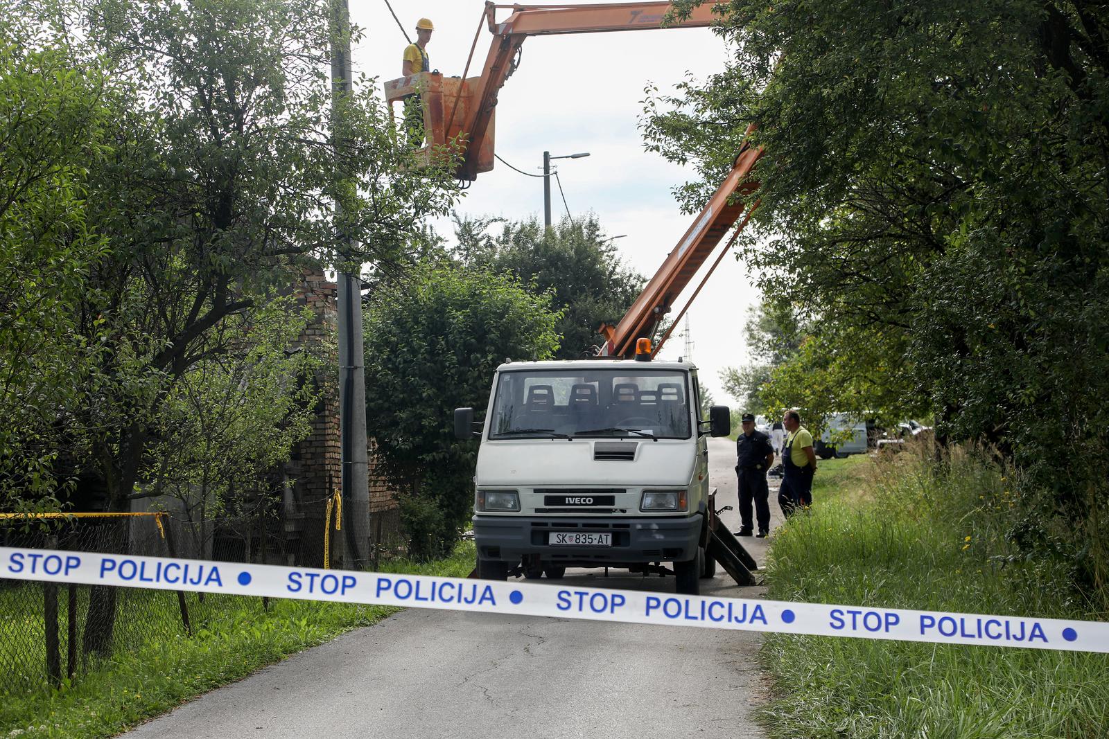 02.07.2023., Sisak - Policija obavlja ocevid u Ulici Capraske Poljane u naselju Kanak gdje je sinoc doslo do pucnjave. Muskarac je u vecernjim satima pucao i ranio nekoliko osoba, a jedna je preminula. Photo: Edina Zuko/PIXSELL