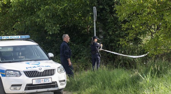02.07.2023., Sisak - Policija obavlja ocevid u Ulici Capraske Poljane u naselju Kanak gdje je sinoc doslo do pucnjave. Muskarac je u vecernjim satima pucao i ranio nekoliko osoba, a jedna je preminula. Photo: Edina Zuko/PIXSELL