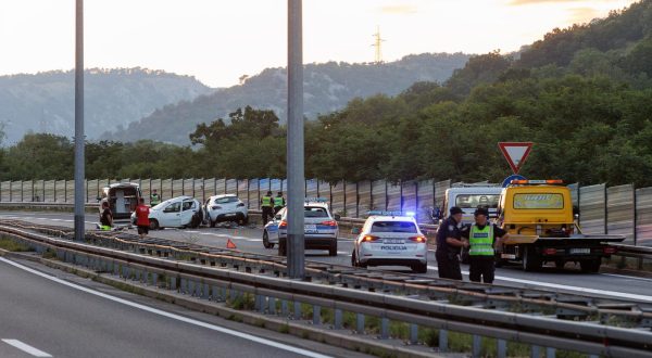 02.07.2023.., Rijeka - Zbog prometne nesrece prekinut je promet izmedu cvorova Rijeka istok i Orehovica u smjeru GP Rupa. Kolona je duga oko 2 km, a promet je preusmjeren preko cvora Rijeka istok i drzavne ceste DC404. Photo: Nel Pavletic/PIXSELL