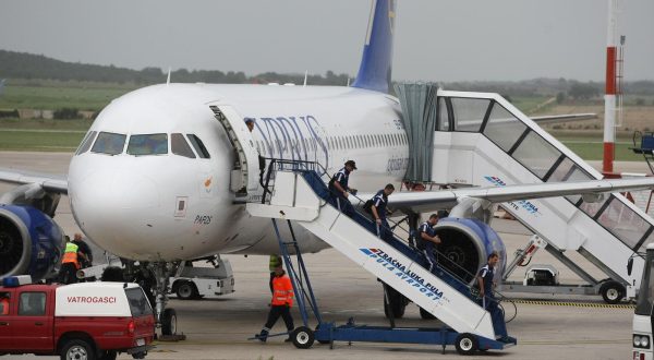 02.09.2014., Pula - U pulsku zracnu luku spustio se avion ciparske zrakoplovne kompanije Cyprus koji je dovezao ciparsku nogometnu reprezentaciju koja u cetvrtak igra utakmicu na pulskom nogometnom stadionu s hrvatskom nogometnom reprezentacijom r"nPhoto: Dusko Marusic/PIXSELL