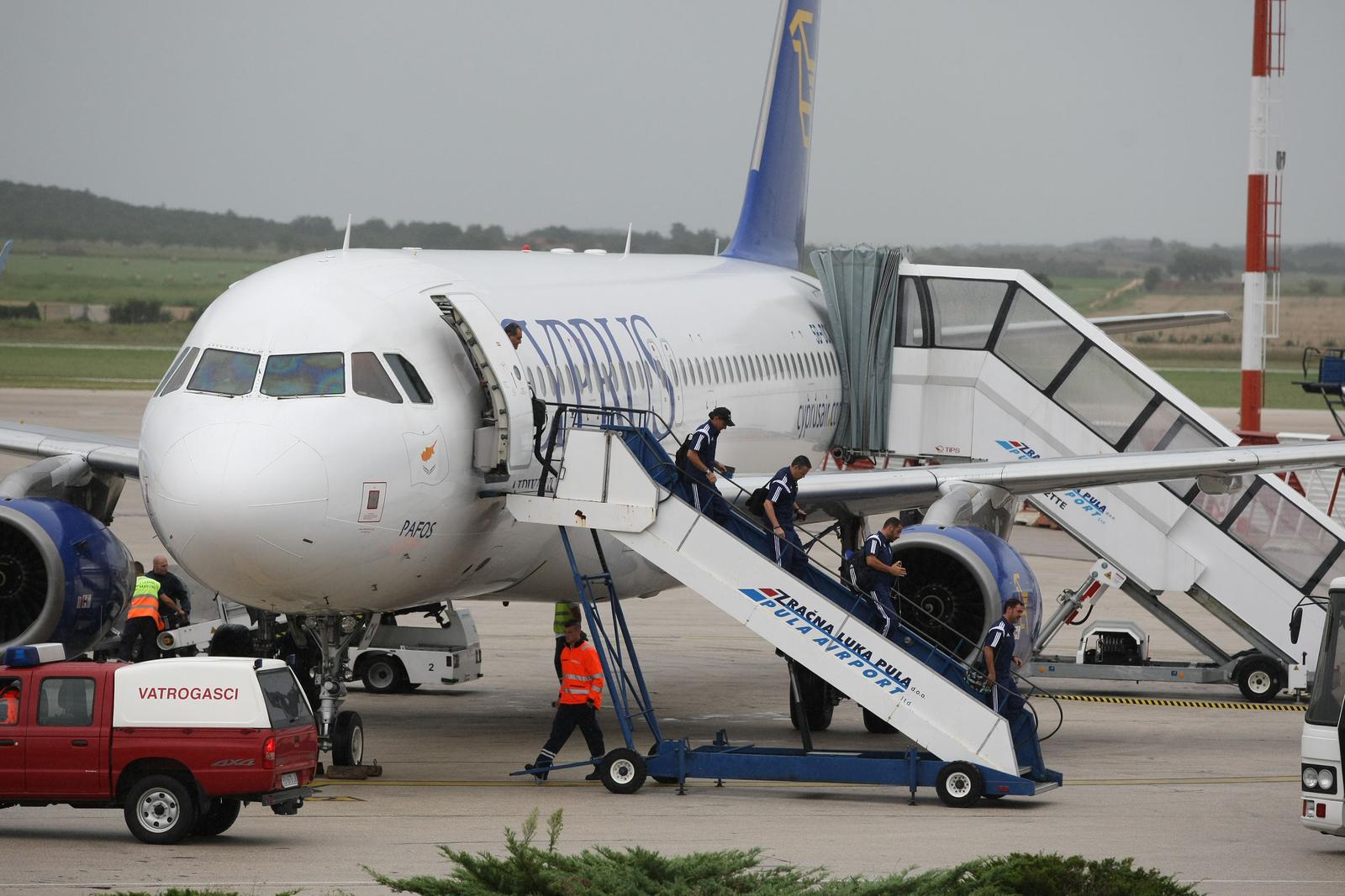 02.09.2014., Pula - U pulsku zracnu luku spustio se avion ciparske zrakoplovne kompanije Cyprus koji je dovezao ciparsku nogometnu reprezentaciju koja u cetvrtak igra utakmicu na pulskom nogometnom stadionu s hrvatskom nogometnom reprezentacijom r"nPhoto: Dusko Marusic/PIXSELL