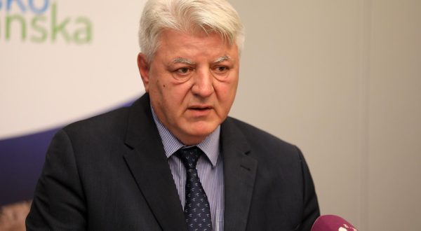 03.04.2023., Rijeka - Zupan Primorsko-goranski Zlatko Komadina odrzao je konferenciju za medije. Photo: Goran Kovacic/PIXSELL