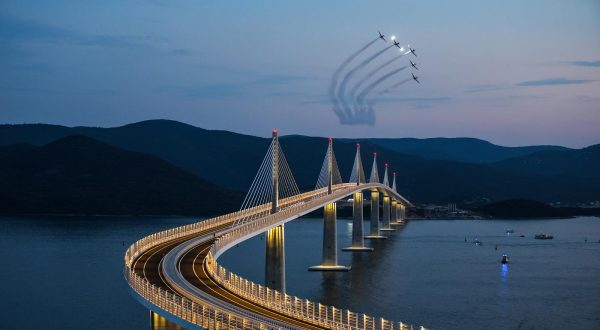 Najbolja novinska fotografija 2022. godine. 26.07.2022., Komarna - Sluzbeno otvorenje Peljeskog mosta. Krila oluje. Photo: Igor Kralj/PIXSELL
