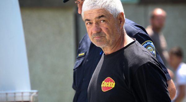 03.07.2023., Sisak - U Zupanijsko drzavno odvjetnistvo u Sisku priveden je muskarac osumnjicen za ubojstvo, ranjavanje i palez kada je u Sisku u pucnjavi ubijena jedna osoba, a osam ih je ozlijedjeno. Nakon Ispitivanja u pratnji policije izasao je iz zgrade odvjetnistva Photo: Zeljko Hladika/PIXSELL
