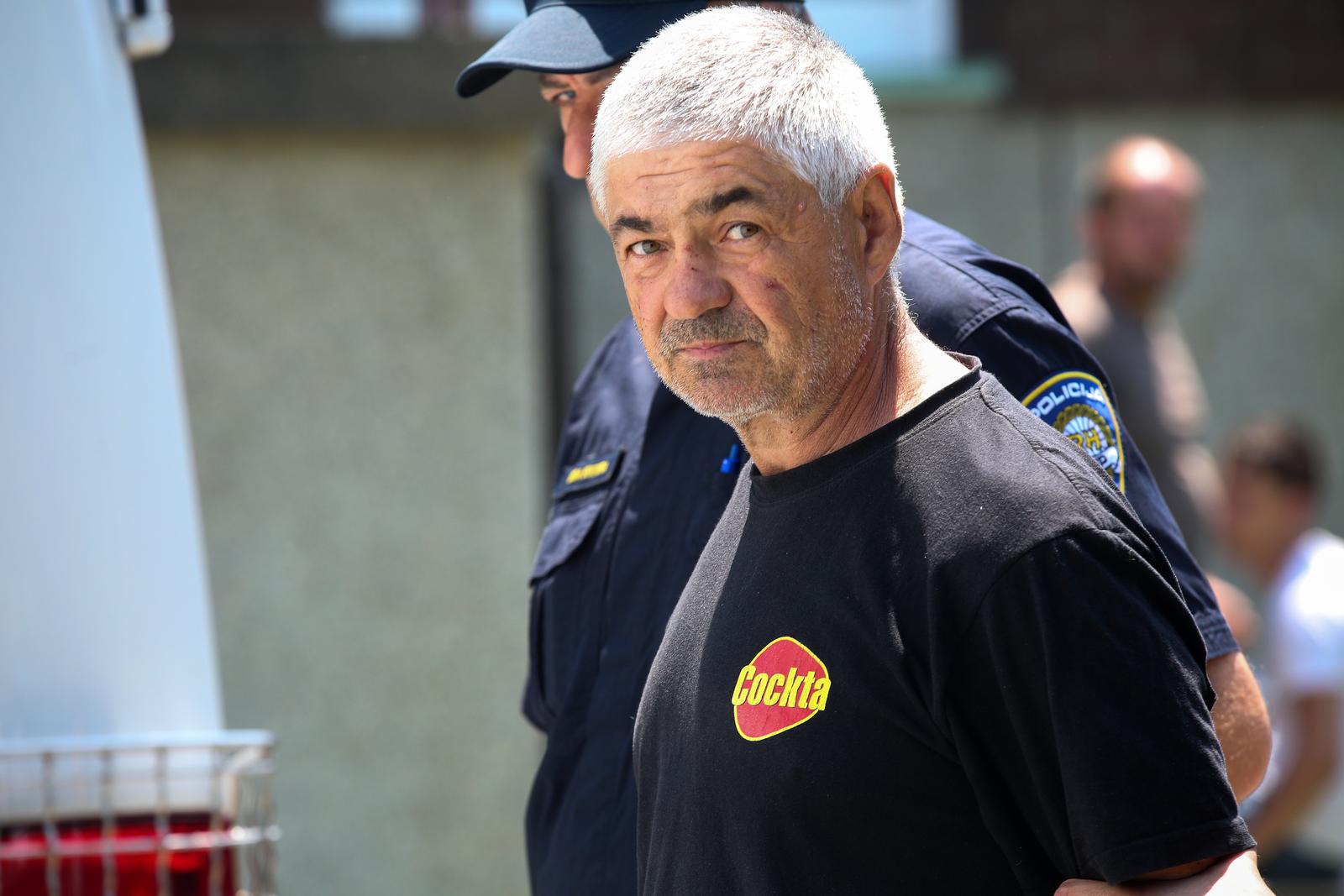 03.07.2023., Sisak - U Zupanijsko drzavno odvjetnistvo u Sisku priveden je muskarac osumnjicen za ubojstvo, ranjavanje i palez kada je u Sisku u pucnjavi ubijena jedna osoba, a osam ih je ozlijedjeno. Nakon Ispitivanja u pratnji policije izasao je iz zgrade odvjetnistva Photo: Zeljko Hladika/PIXSELL