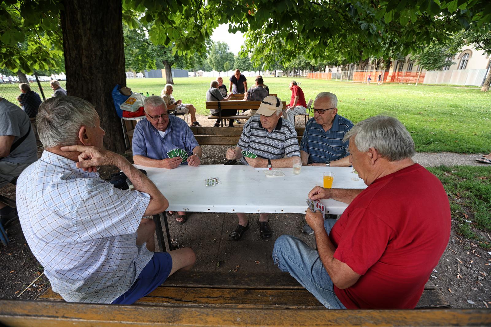 03.07.2023., Zagreb - Ljetna popodne  umirovljenici su iskoristili za kartanje bele u hladovini na Trgu dr. Franje Tudjmana. Photo: Boris Scitar/PIXSELL