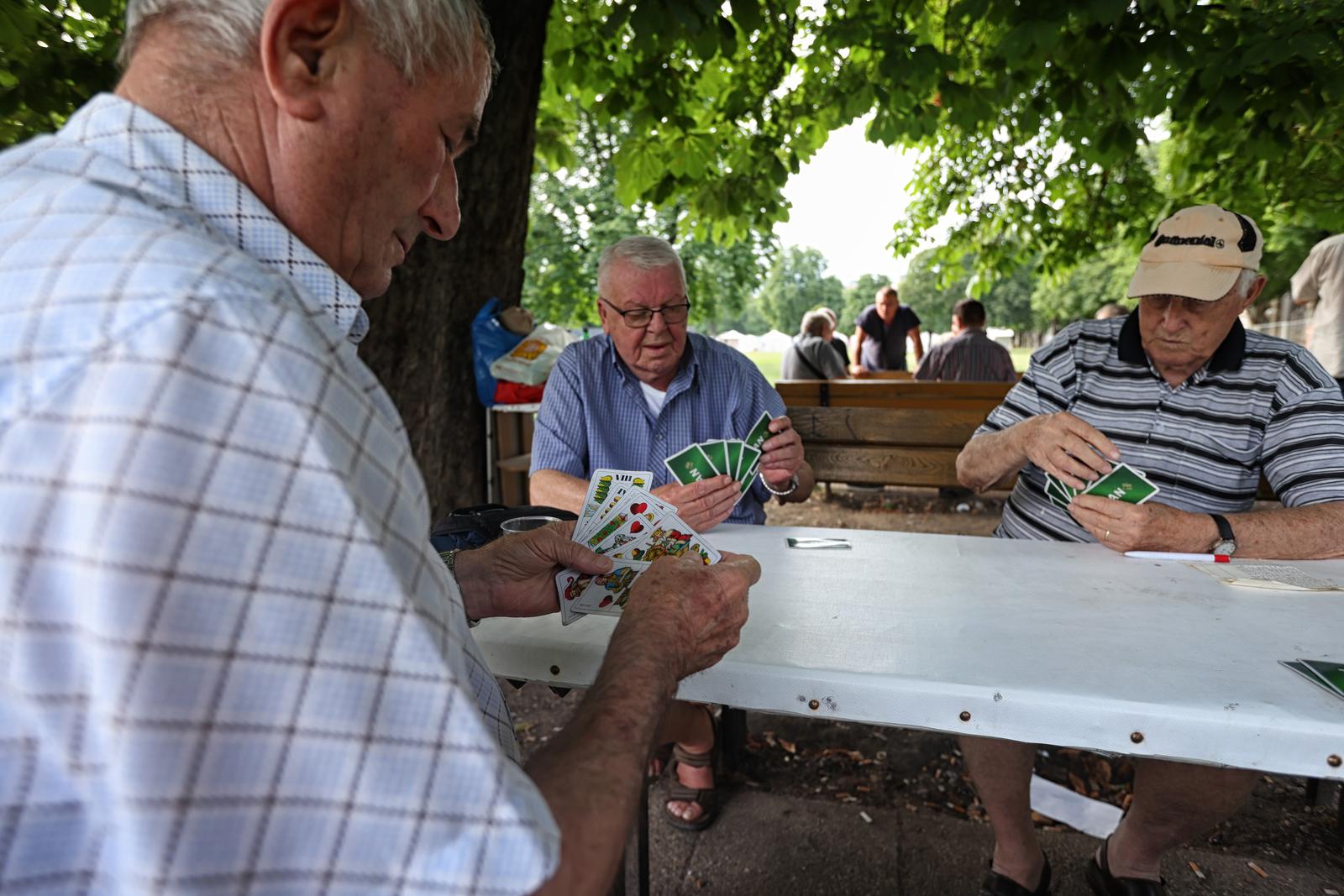03.07.2023., Zagreb - Ljetna popodne  umirovljenici su iskoristili za kartanje bele u hladovini na Trgu dr. Franje Tudjmana. Photo: Boris Scitar/PIXSELL