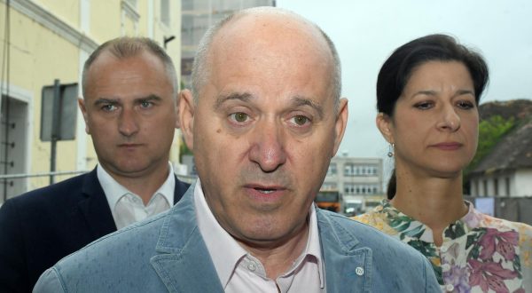 04.07.2023.,Petrinja - Potpredsjednik Vlade RH i ministar Branko Bacic posjetio je Petrinju i od gradonacelnice saznaop odatke o nekim projektim obnove koji su u tijeku. Nakon saastanka obisli su radove na Galeriji Krsto Hegedusic te radove na zgradama koje su pojedinacno kulturno dobro na Trgu dr. Franje Tudjmana. Photo: Nikola Cutuk/PIXSELL