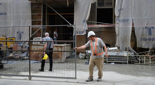 04.07.2023., Zagreb - Na gradilistu u Gundulicevoj 6a radnik je sa skele upao u rupi duboku nekoliko metara. Izvukli su ga vatrogasci, a trenutno se nalazi u Vinogradskoj bolnici. Photo: Davor Puklavec/PIXSELL