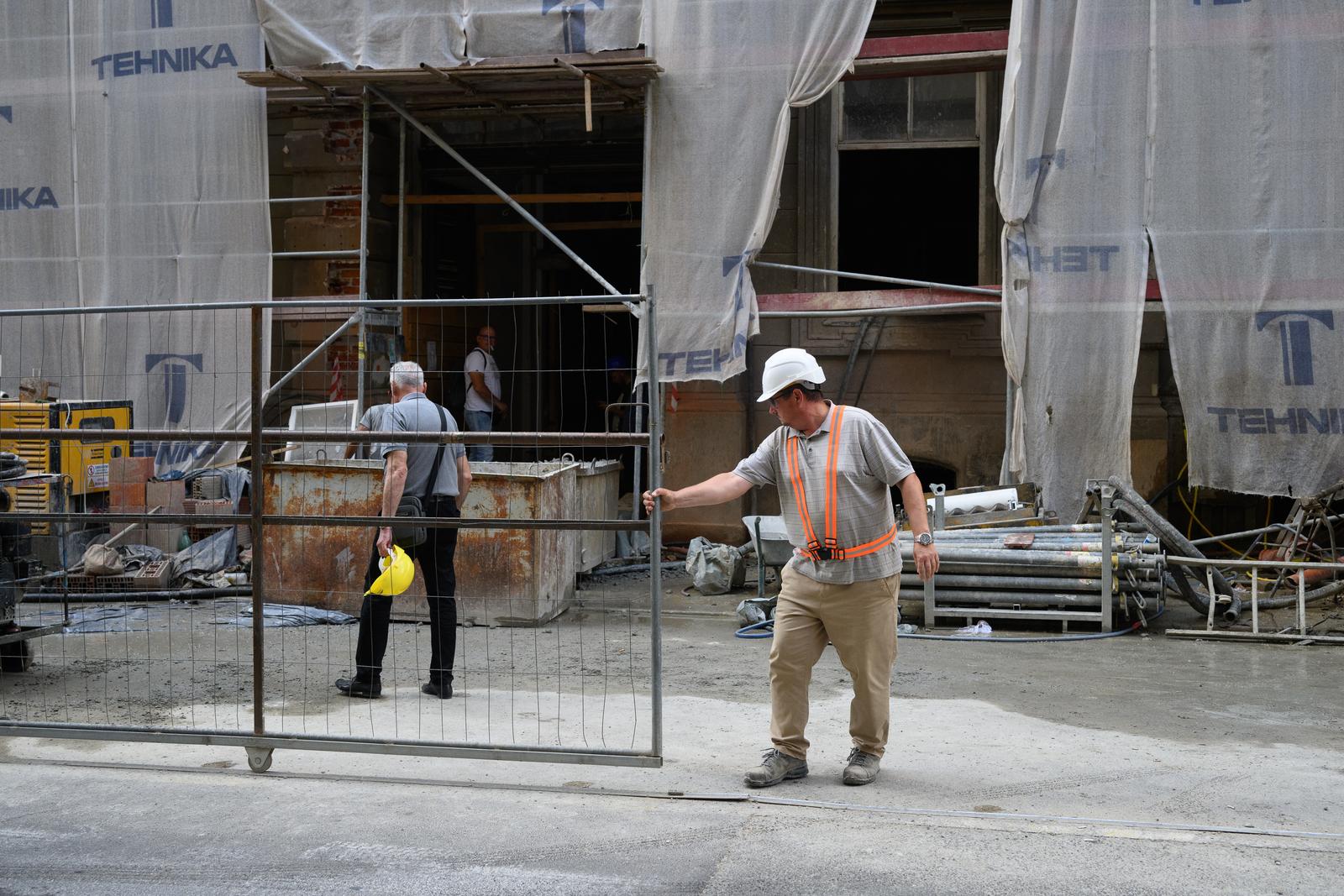 04.07.2023., Zagreb - Na gradilistu u Gundulicevoj 6a radnik je sa skele upao u rupi duboku nekoliko metara. Izvukli su ga vatrogasci, a trenutno se nalazi u Vinogradskoj bolnici. Photo: Davor Puklavec/PIXSELL