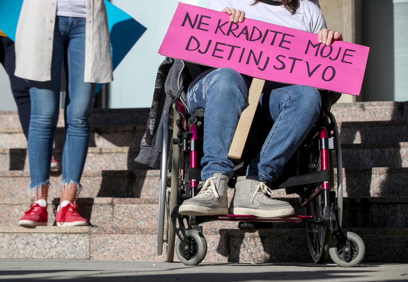 01.10.2019., Zagreb, Ministarstvo za demografiju, obitelj, mlade i socijalnu politiku - Clanovi udruge Sjena u suradnji s drugim udrugama i roditeljima njegovateljima iz cijele Hrvatske organizirali prosvjed, trazeci od Vlade Hrvatskog sabora i resornog ministarstva da se krene u izmjenu Zakona o socijalnoj skrbi. r"nPhoto: Igor Kralj/PIXSELL