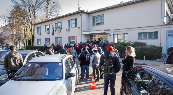 06.04.2023., Zagreb - Strani radnici guzvaju se ispred policijske postaje na Trgu narodne zastite u Remetineckom gaju, gdje je pocetkom ozujka preseljena Sluzba za drzavljanstvo i statusna pitanja stranaca. Photo: Tomislav Miletic/PIXSELL