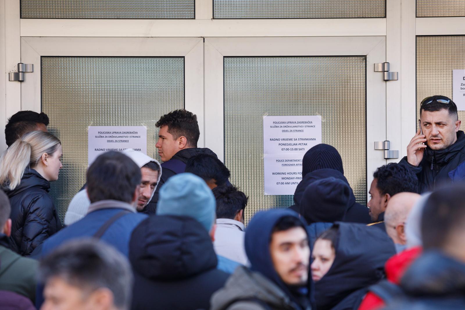 06.04.2023., Zagreb - Strani radnici guzvaju se ispred policijske postaje na Trgu narodne zastite u Remetineckom gaju, gdje je pocetkom ozujka preseljena Sluzba za drzavljanstvo i statusna pitanja stranaca. Photo: Tomislav Miletic/PIXSELL