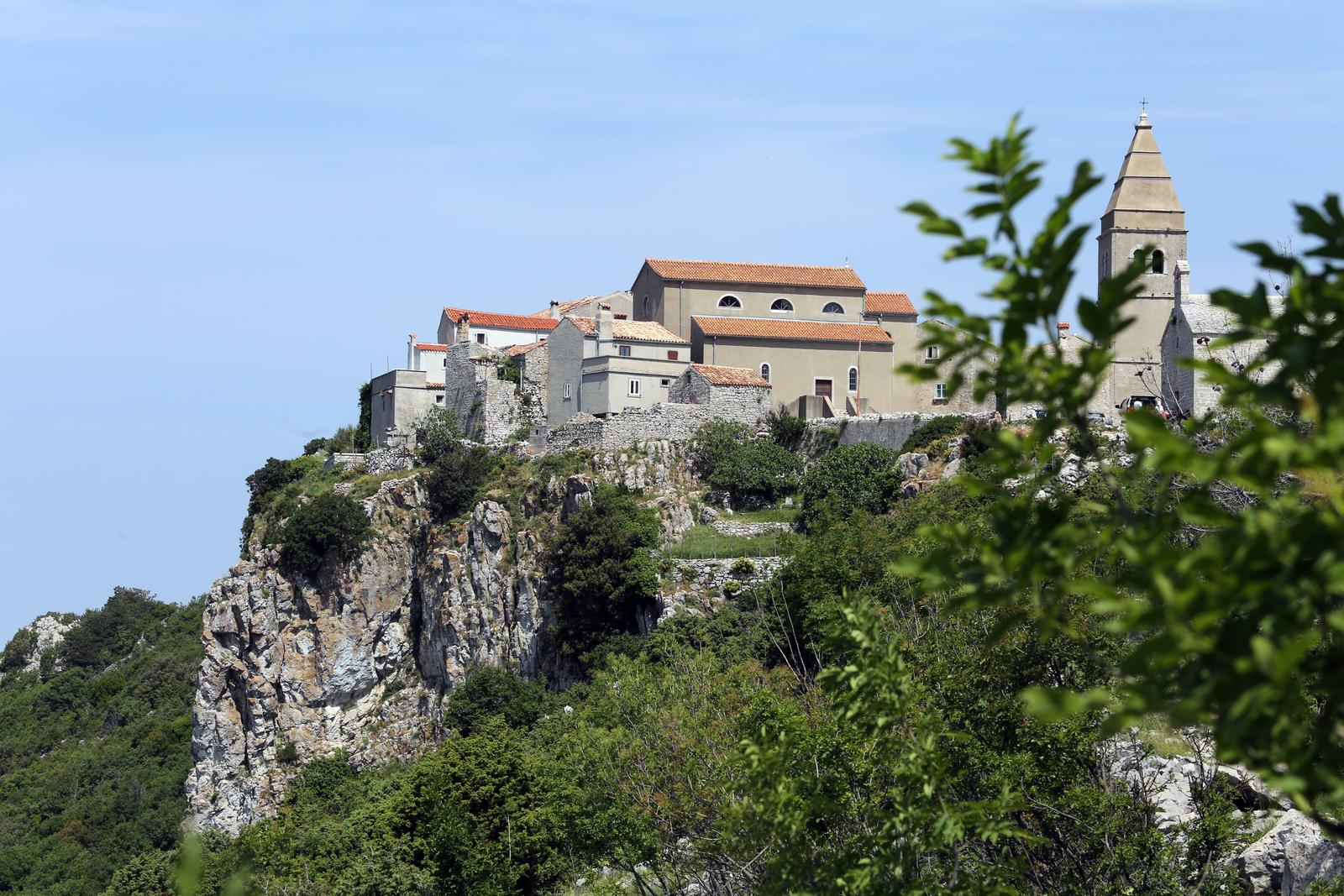 07.05.2018., Lubenice - Selo Lubenice na otoku Cresu sa svega nekoliko stalnih stanovnika, nadvilo se na stijeni nad morem. Photo: Goran Kovacic/PIXSELL