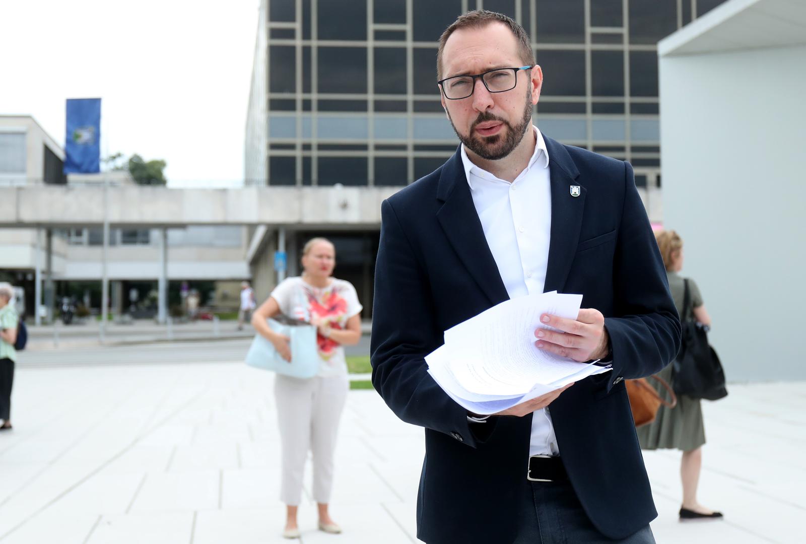07.07.2023., Zagreb - Svi zaposlenici evakuirani su iz zgrade Gradskog poglavarstva zbog prijetnje bombom. u tijeku je provjera zgrade. Photo: Matija Habljak/PIXSELL
