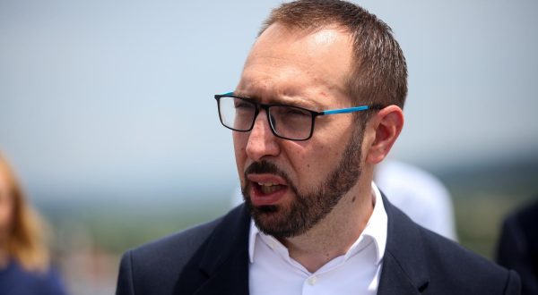 07.07.2023., Zabok - Na krovu Opce bolnice Zabok i bolnice hrvatskih veterana odrzana je konferencija za medije povodom raspisivanja do sada najvecih natjecaja solarizacije krovova javnih ustanova u gradu Zagrebu i Krapinsko-zagorskoj zupaniji. Na konferenciji su sudelovali gradonacelnik Zagreba Tomislav Tomasevic, zupan Zeljko Kolar, ravnatelj REGEA Julije Domac i ravnatelj bolnice Tihomir Vancina Photo: Zeljko Hladika/PIXSELL