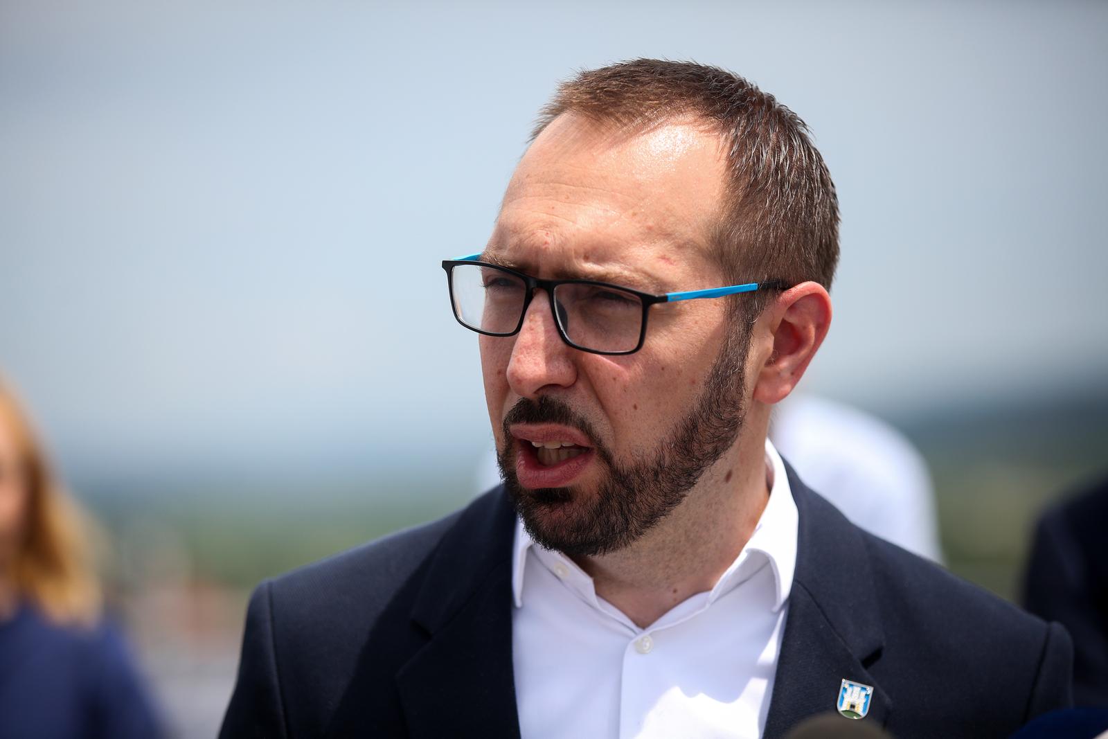07.07.2023., Zabok - Na krovu Opce bolnice Zabok i bolnice hrvatskih veterana odrzana je konferencija za medije povodom raspisivanja do sada najvecih natjecaja solarizacije krovova javnih ustanova u gradu Zagrebu i Krapinsko-zagorskoj zupaniji. Na konferenciji su sudelovali gradonacelnik Zagreba Tomislav Tomasevic, zupan Zeljko Kolar, ravnatelj REGEA Julije Domac i ravnatelj bolnice Tihomir Vancina Photo: Zeljko Hladika/PIXSELL