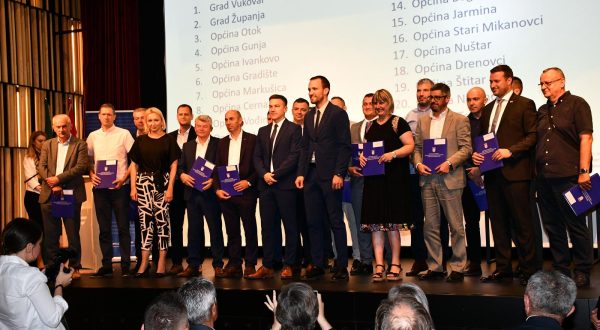 07.07.2023., Pleternica - Ministar regionalnoga razvoja i fondova Europske unije Sime Erlic boravio u pozesko-slavonskoj zupaniji gdje je sudjelovao na svecanoj dodjeli ugovora iz Programa odrzivog razvoja lokalne zajednice, te Programa podrske regionalnom razvoju. Photo: Ivica Galovic/PIXSELL