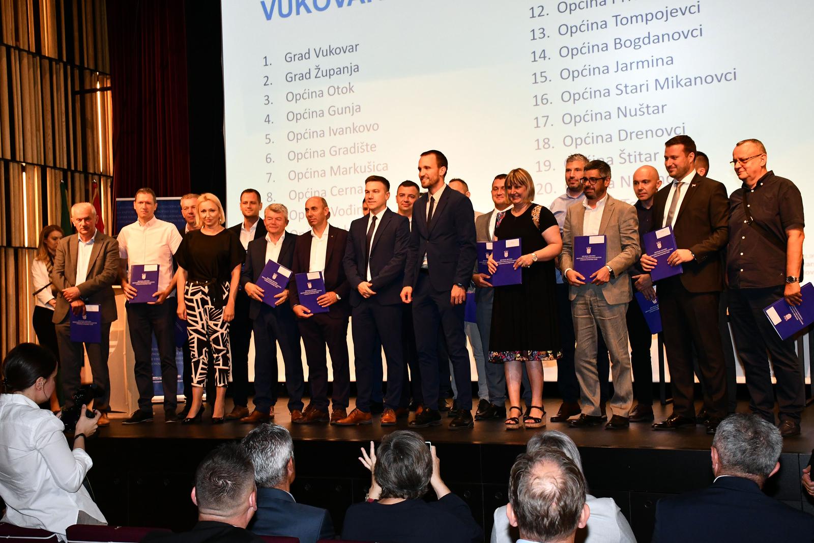 07.07.2023., Pleternica - Ministar regionalnoga razvoja i fondova Europske unije Sime Erlic boravio u pozesko-slavonskoj zupaniji gdje je sudjelovao na svecanoj dodjeli ugovora iz Programa odrzivog razvoja lokalne zajednice, te Programa podrske regionalnom razvoju. Photo: Ivica Galovic/PIXSELL