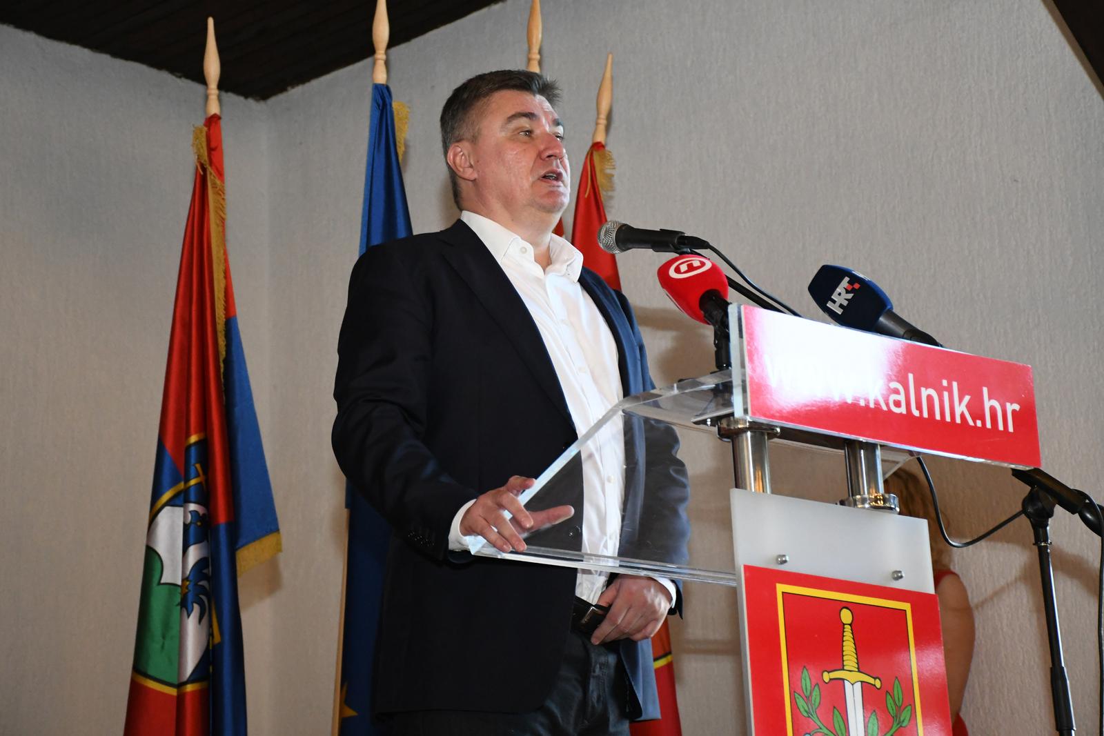 07.07.2023., Kalnik  - Predsjednik Republike Zoran Milanovic sudjelovao je na svecanoj sjednici Opcinskog vijeca Opcine Kalnik povodom Dana Opæcne. .Docekao ga je domacin, nacelnik Opcine Mladen Keser Photo: Damir Spehar/PIXSELL