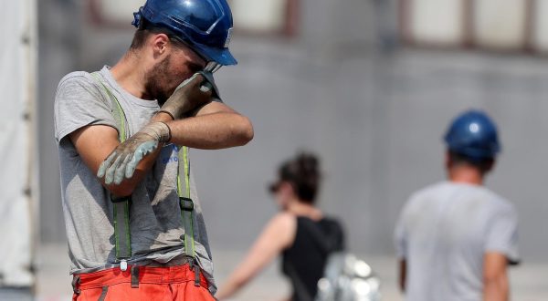 I kada su najviše temperature radnici neumorno rade na gradilištima 07.08.2018., Zagreb - Nakon sto je pogodio zapad i sjever Europe, toplinski val stigao je u Hrvatsku. Radnici na rekonstrukciji tramvajske pruge i ceste unatoc vsokim temperaturama ne staju sa radovima. rPhoto: Igor Kralj/PIXSELL