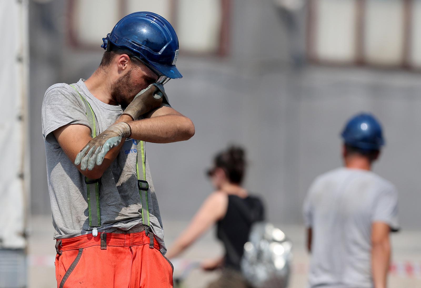I kada su najviše temperature radnici neumorno rade na gradilištima 07.08.2018., Zagreb - Nakon sto je pogodio zapad i sjever Europe, toplinski val stigao je u Hrvatsku. Radnici na rekonstrukciji tramvajske pruge i ceste unatoc vsokim temperaturama ne staju sa radovima. rPhoto: Igor Kralj/PIXSELL