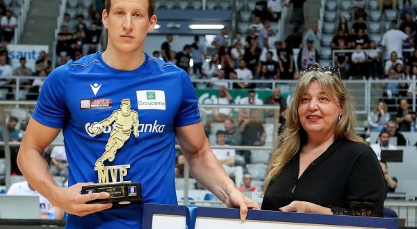 08.05.2023., Zadar - Uzvratna utakmica cetvrtfinala AdmiralBet ABA lige izmedju Zadra i Crvene Zvezde. Uoci pocetka utakmice Luki Bozicu je direktor AdmiralBet ABA lige Dubravko Kmetovic urucio nagradu za MVP-a sezone a v.d. direktrora KK Zadar Vana Dundov urucila mu je prigodan poklon u ime kluba. Photo: Sime Zelic/PIXSELL