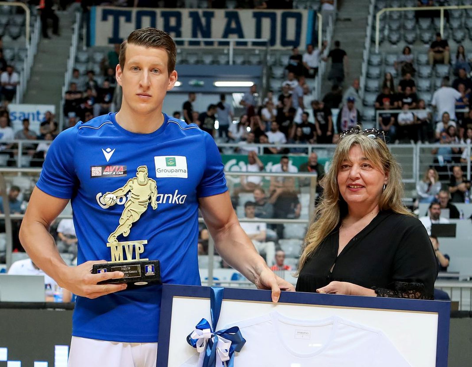 08.05.2023., Zadar - Uzvratna utakmica cetvrtfinala AdmiralBet ABA lige izmedju Zadra i Crvene Zvezde. Uoci pocetka utakmice Luki Bozicu je direktor AdmiralBet ABA lige Dubravko Kmetovic urucio nagradu za MVP-a sezone a v.d. direktrora KK Zadar Vana Dundov urucila mu je prigodan poklon u ime kluba. Photo: Sime Zelic/PIXSELL