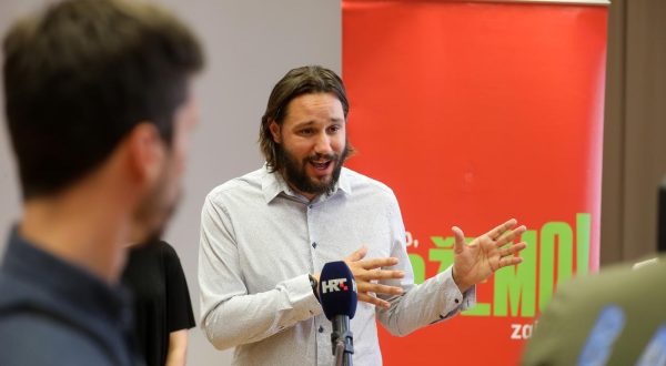 08.06.2022., Rijeka - Konferencija za medije clanova stranke Mozemo! Nebojse Zelica, Ive Davorije i Ane Markovic u dvorani Stranackog doma. Tema konferencije bila je prodaja terena autobusnog kolodvora na Zabici.  Photo: Goran Kovacic/PIXSELL