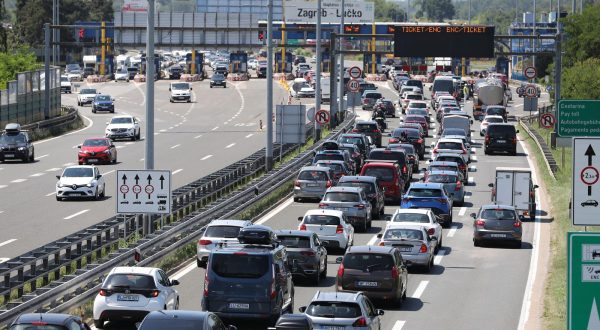 01.07.2023., Zagreb - Guzva na naplatnim kucicama Lucko u smjeru mora. Photo: Jurica Galoic/PIXSELL