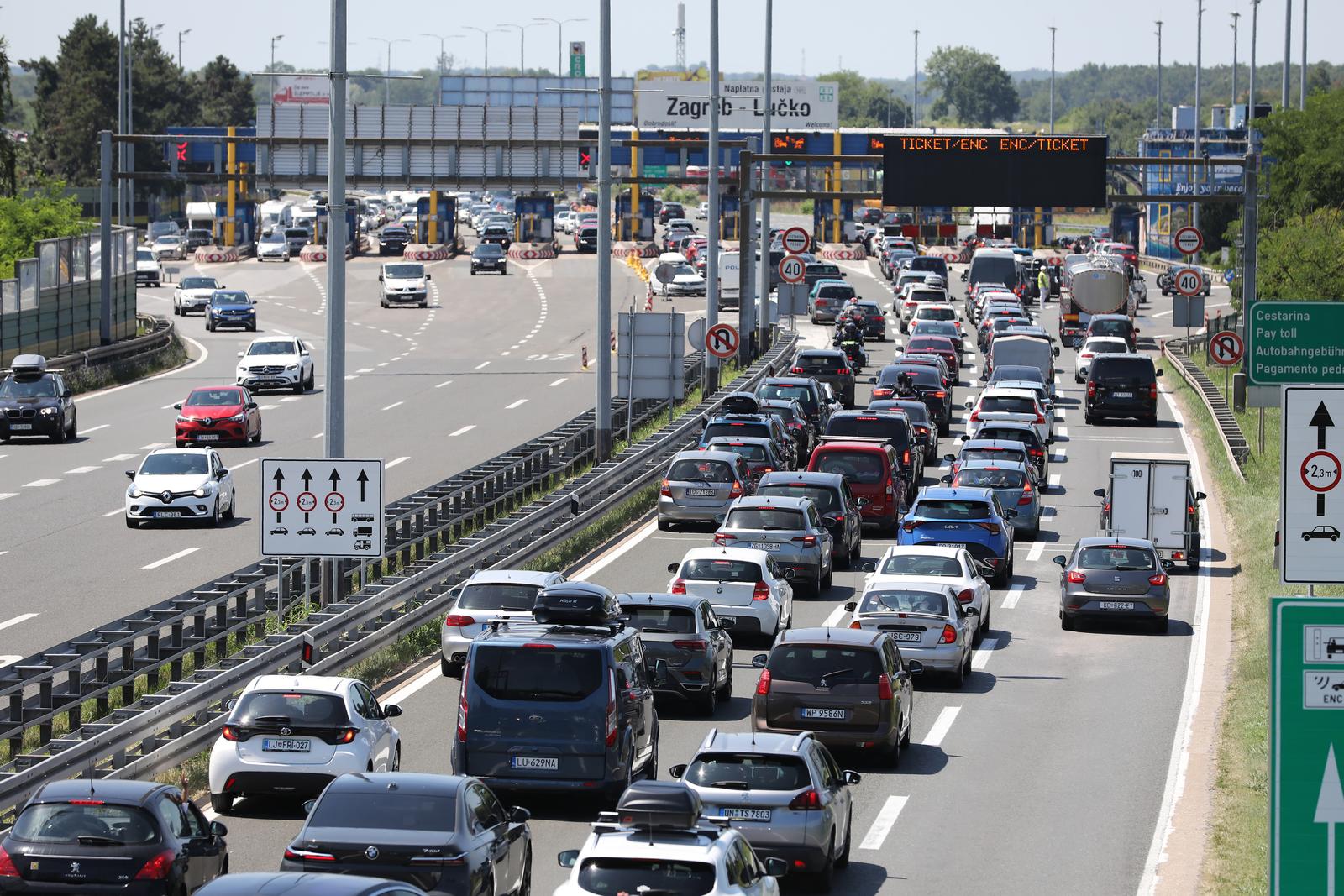 01.07.2023., Zagreb - Guzva na naplatnim kucicama Lucko u smjeru mora. Photo: Jurica Galoic/PIXSELL