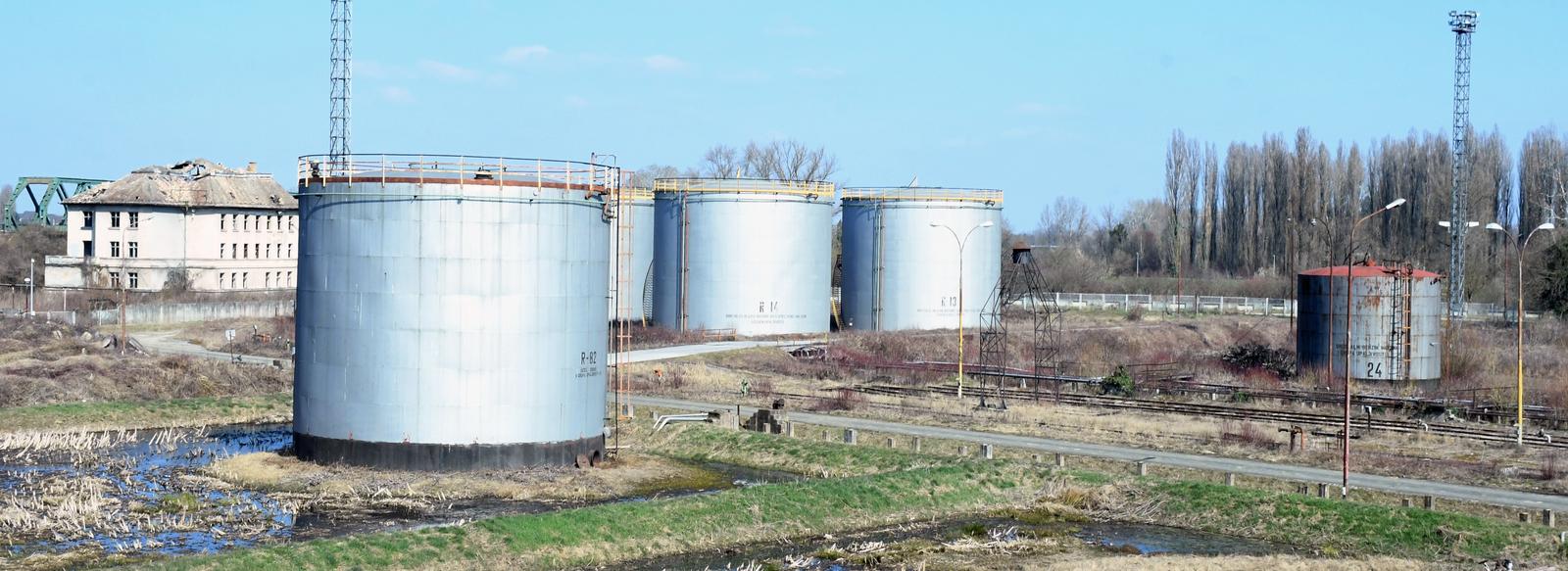 09.03.2022.,Sisak - Nekada su ovi rezervoari bili puni naftnih derivata proizvedenih u sisackoj Rafineriji.
 Photo: Nikola Cutuk/PIXSELL