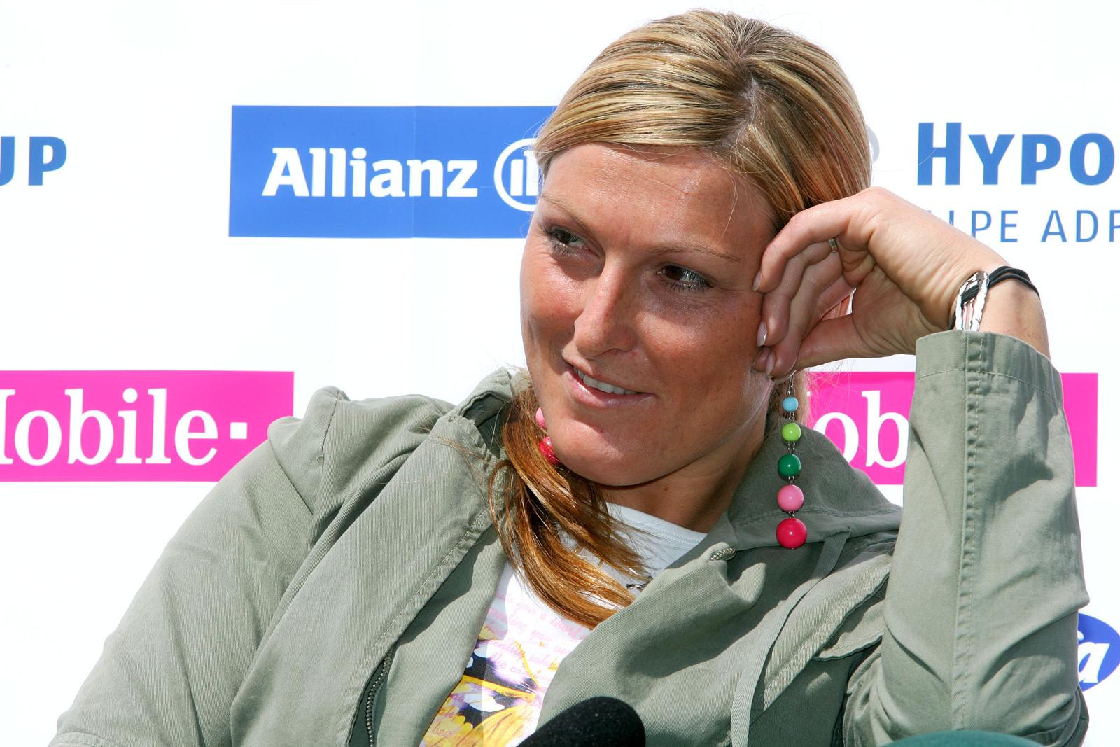 19.04.2007., Zagreb - Janica Kostelic na konferenciji za novinare na Sljemenu objavila je prekid svoje skijaske karijere. Nakon prvobitnog plana od godinu dana pauze Janica je definitivno odlucila da se nece vratiti skijanju.rUz oprostaj Janice oprostio se i glasnogovornik saveza Ozren Muller.rPhoto: Zeljko Lukunic/Vecernji list