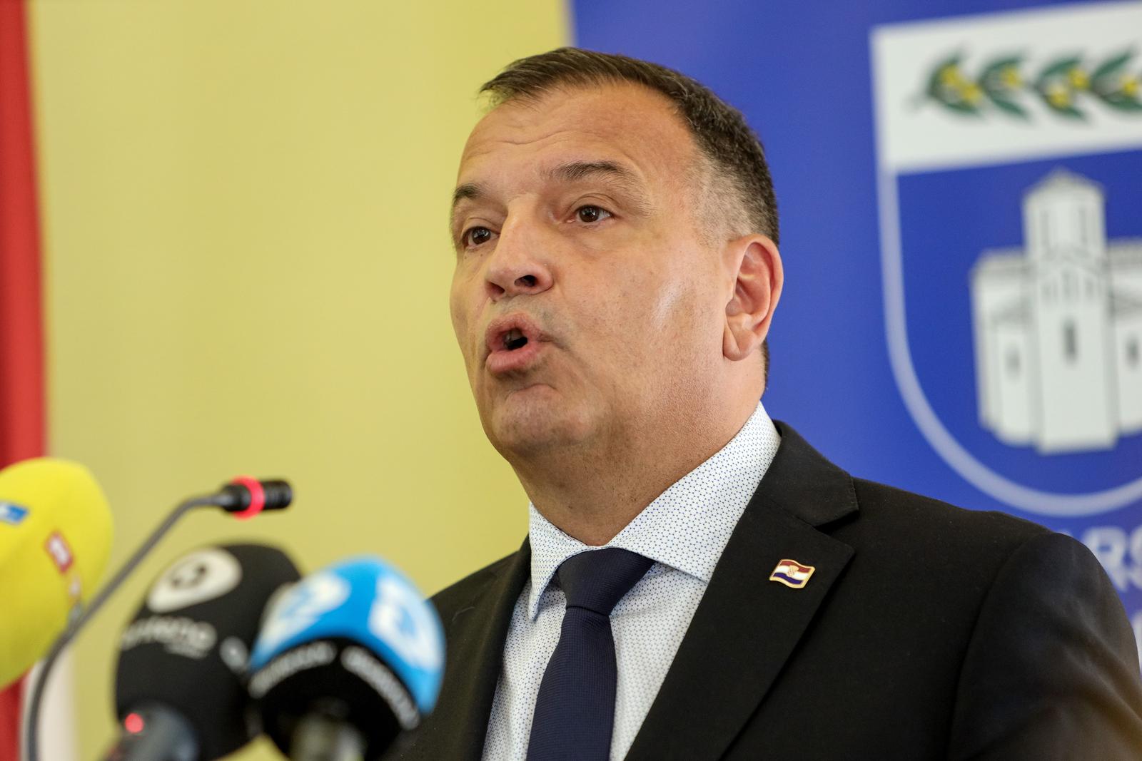 09.06.2023., Zadar - Konferencija za novinare u povodu primopredaje druge od sest brzih brodica pomorske medicinske sluzbe. Vili Beros, ministar zdravstva Photo: Sime Zelic/PIXSELL