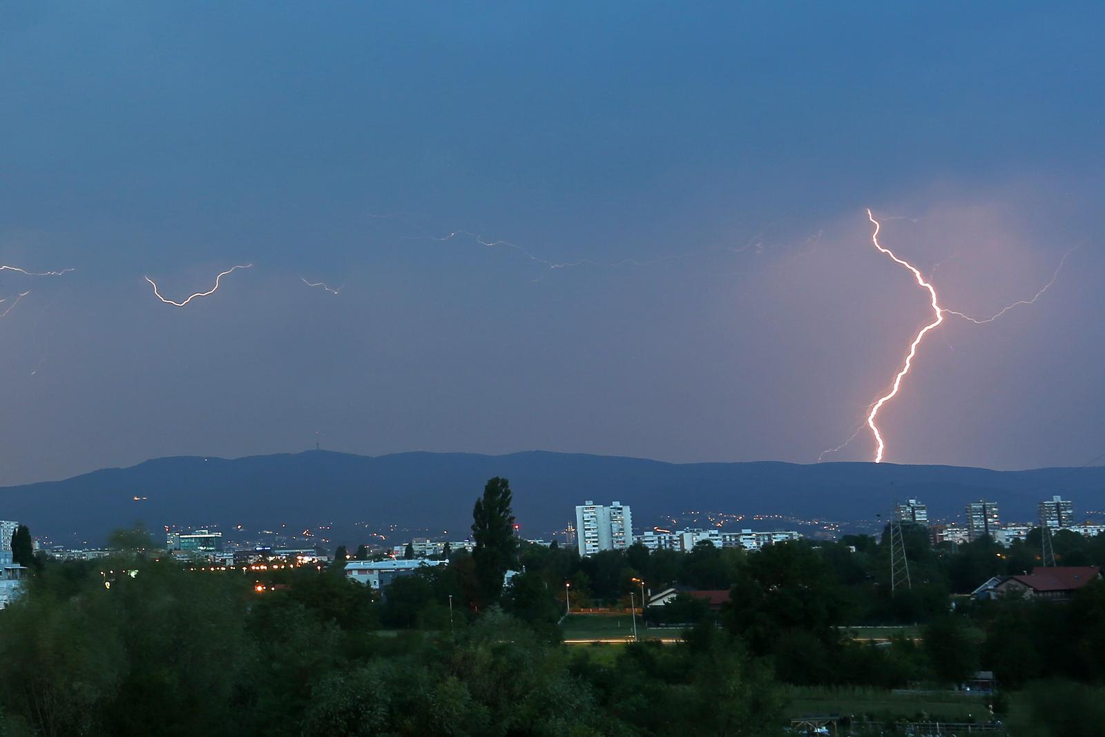 10.08.2017., Zagreb - Olujno grmljavinsko nevrijeme pogodilo je Zagreb i okolicu.rPhoto: Borna Filic/PIXSELL