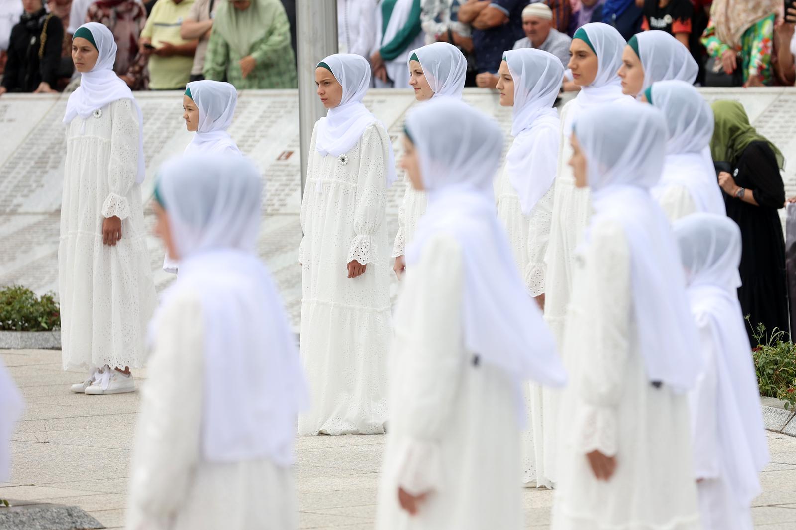 11.07.2022., Potocari, Bosna i Hercegovina - Obitelji ubijenih u genocidu klanjale su dzenazu za 50 novoidentificiranih zrtava. Photo: Armin Durgut/PIXSELL